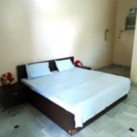 Kedar Dham Hotel Matura Exterior foto